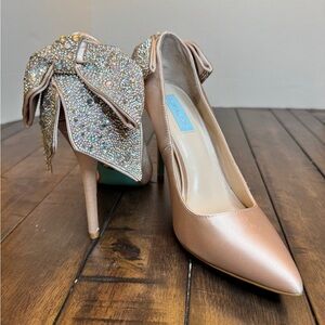 Betsey Johnson “PRYNN” Rhinestone Bow Heels – Creme Satin